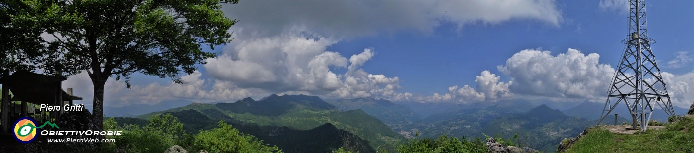 57 Panoramica dalla croce di vetta del Monte Zucco (1232 m).jpg